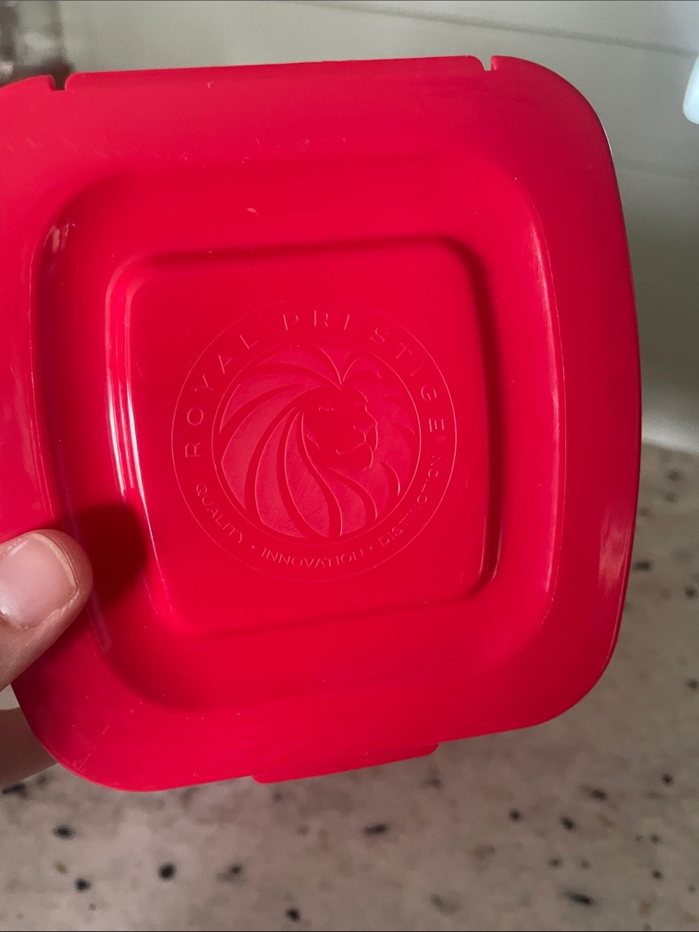 Royal Prestige set of Red Plastic Food Storage Containers with Lids - Set of 5 - Picture 2 of 2